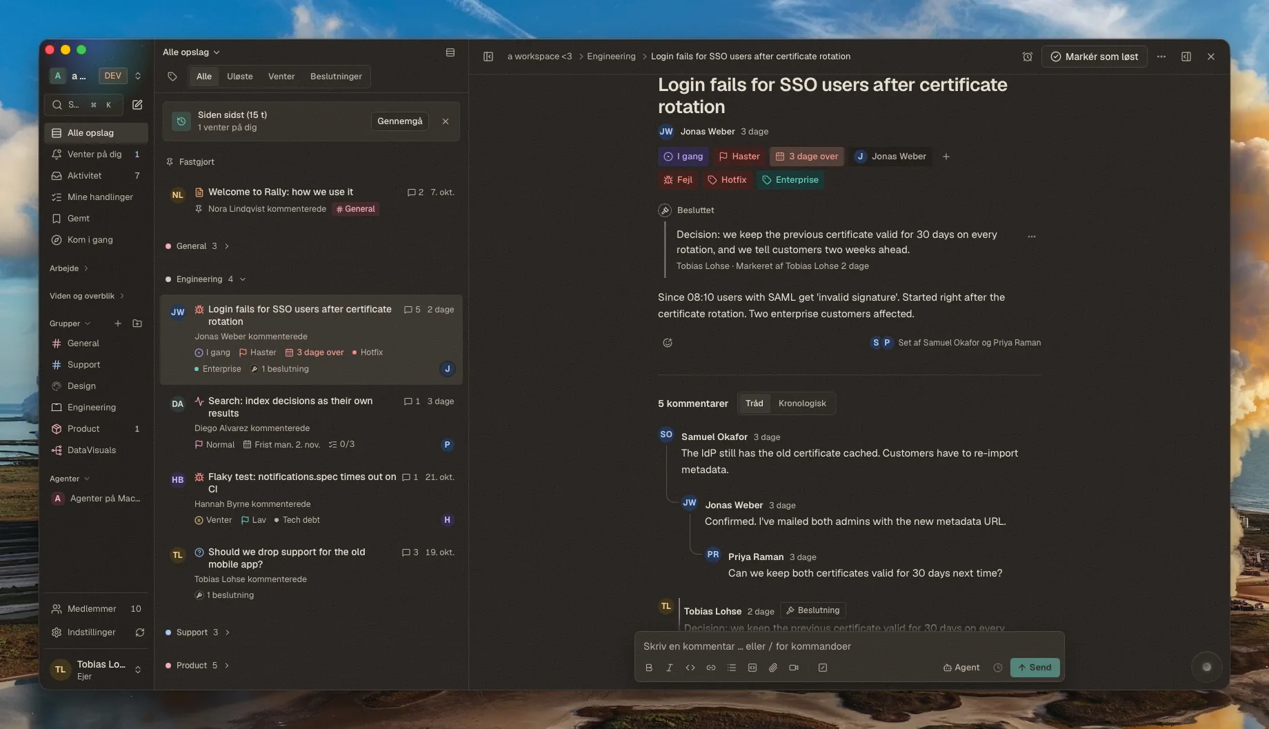 Rally på en Mac i temaet Sandsten: listen af opslag til venstre og et opslag om en login-fejl med beslutningen øverst og svarene i tråden.
